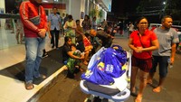 Mereka tampak panik dan dievakuasi ke luar gedung. ANTARA FOTO/Aloysius Jarot Nugroho.
