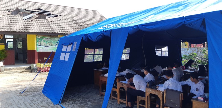 Atap Kelas Rusak, Siswa SD Negeri Banjarsari Banten Belajar di Tenda Atap Kelas Rusak, Siswa SD Negeri Banjarsari Banten Belajar di Tenda