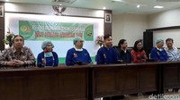 Putra sulung Presiden Joko Widodo (Jokowi) didampingi Ibu Negara Iriana Jokowi mengumumkan kelahiran anak keduanya di Aula Baitul Hikmah RS PKU Muhammadiyah Solo, Jumat (15/11/2019).