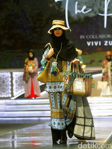 Gebrakan Vivi Zubedi, Desainer Abaya yang Kini Jual Tas dari Rumput 