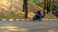 Di atas kertas, Yamaha MT-25 dibekali mesin DOHC 2 slinder, 8 katup, berpendingin cairan, dengan diameter x langkah 60,0 mm x 44,1 mm dan sudah berpengabut injeksi. Secara teknis, tidak ada perbedaan dengan mesin sebelumnya, powernya masih di kisaran 26,5 kW di 12.000 rpm dan torsinya 23,6 Nm pada 10.000 rpm. Didik/Detikcom.