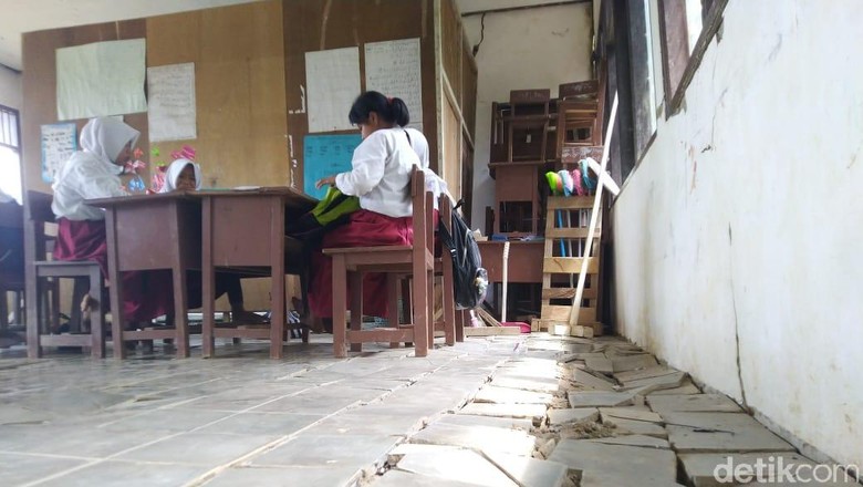 SDN Filial Samarinda Memprihatinkan, Siswa Belajar di Ruang Kelas Rusak SDN Filial Samarinda Memprihatinkan, Siswa Belajar di Ruang Kelas Rusak