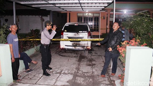Cinta Ditolak, Mobil Ortu Dibakar