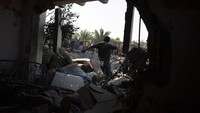 Serangan itu juga menghancurkan sejumlah bangunan. AP Photo/Khalil Hamra.