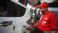 Padahal sesuai dengan Peraturan Presiden (Perpres) Nomor 191 Tahun 2014, BBM tertentu termasuk Solar bersubsidi hanya diperuntukkan bagi industri rumah tangga, usaha mikro, usaha pertanian, usaha perikanan, transportasi dan pelayanan umum, termasuk juga kendaraan pribadi dengan kapasitas mesin atau cc yang kecil.
