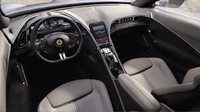 Masuk di dalam kabin, pengemudi disuguhi pemandangan berteknologi tinggi yang dilengkapi dengan instrument cluster digital berukuran 16 inch. Foto: Ferrari