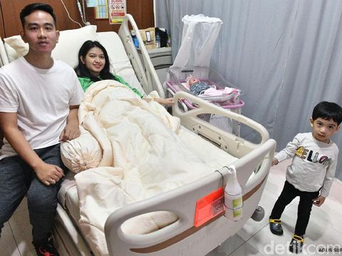 Gibran dan Selvi menamani anak kedua mereka La Lembah Manah yang berarti rendah hatl.