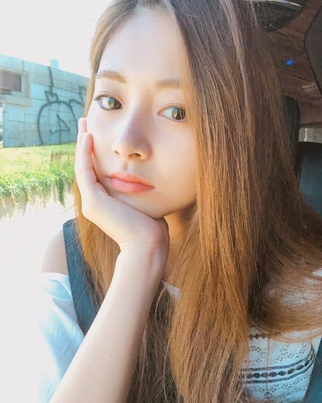 Wajah Tzuyu memang kerap menuai pujian dari kalangan Kpopers maupun non-Kpopers. Ia kerap disebut mirip boneka sampai kecantikannya dibandingkan dengan bidadari. Foto: Instagram Twice