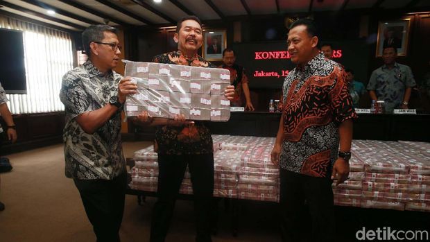 Kejaksaan Agung (Kejagung) menerima uang dari Kokos Jiang alias Kokos Leo Lim sebanyak Rp 477 miliar yang didapat dari hasil korupsi. Begini penampakannya.