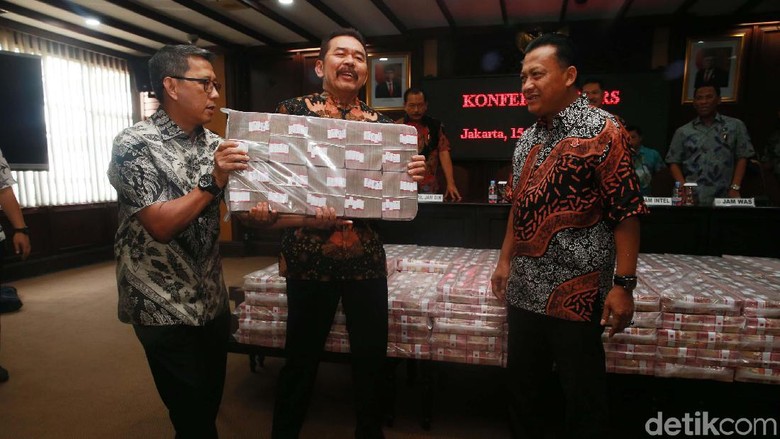 Takut Ruangan Banjir Duit, Uang Korupsi Kokos yang Dipamerkan Cuma Rp 100 M Takut Ruangan Banjir Duit, Uang Korupsi Kokos yang Dipamerkan Cuma Rp 100 M