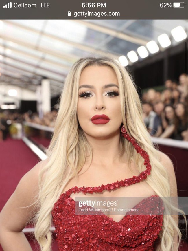 Bintang YouTube Tana Mongeau jadi perbincangan publik setelah berbagi foto dirinya yang tampaknya telah banyak diedit hingga mengubah struktur wajahnya. Foto: Instagram