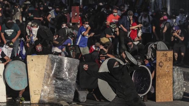 Bentrokan antara demonstran dan polisi di Chile