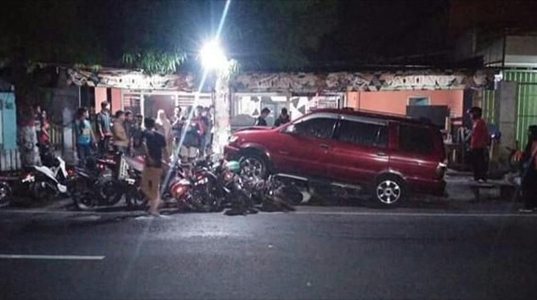 Sopir Ngantuk, MPV Tabrak 10 Motor Terparkir Pinggir Jalan di Blitar Sopir Ngantuk, MPV Tabrak 10 Motor Terparkir Pinggir Jalan di Blitar