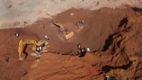 Alat berat masih melakukan pencarian potongan tubuh korban akibat longsornya tambang tanah clay, di Gunung Sariak, Padang, Sumatera Barat, Jumat (15/11/19).