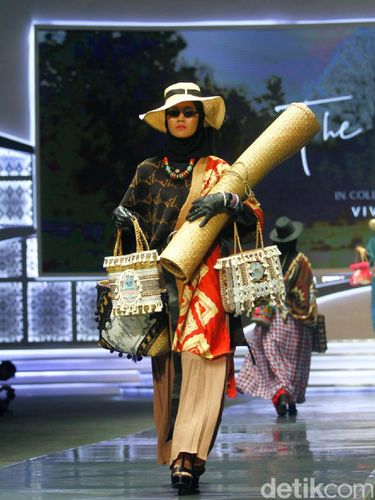 Gebrakan Vivi Zubedi, Desainer Abaya yang Kini Jual Tas dari Rumput 
