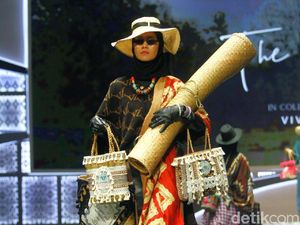 Gebrakan Vivi Zubedi, Desainer Abaya yang Kini Jual Tas dari Rumput