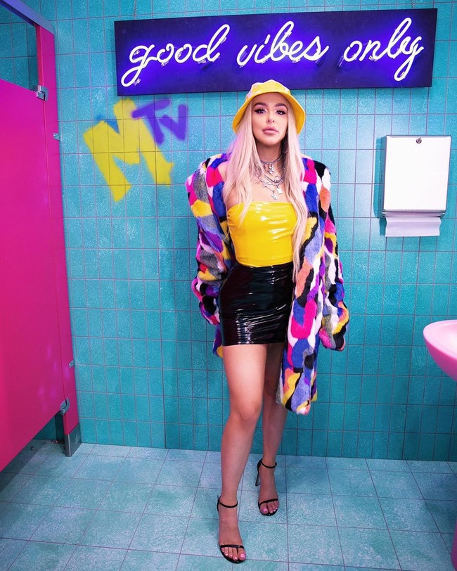 Ya Tuhan, dia terlihat seperti orang yang sama sekali berbeda, komentar netizen. Pengurangan rahang itu membuatnya tidak bisa dikenali, catat yang lain. Saya merasa hanya lehernya yang tetap sama, seorang netizen yang berbeda menyimpulkan. Foto: Instagram