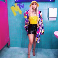 Ya Tuhan, dia terlihat seperti orang yang sama sekali berbeda, komentar netizen. Pengurangan rahang itu membuatnya tidak bisa dikenali, catat yang lain. Saya merasa hanya lehernya yang tetap sama, seorang netizen yang berbeda menyimpulkan. Foto: Instagram