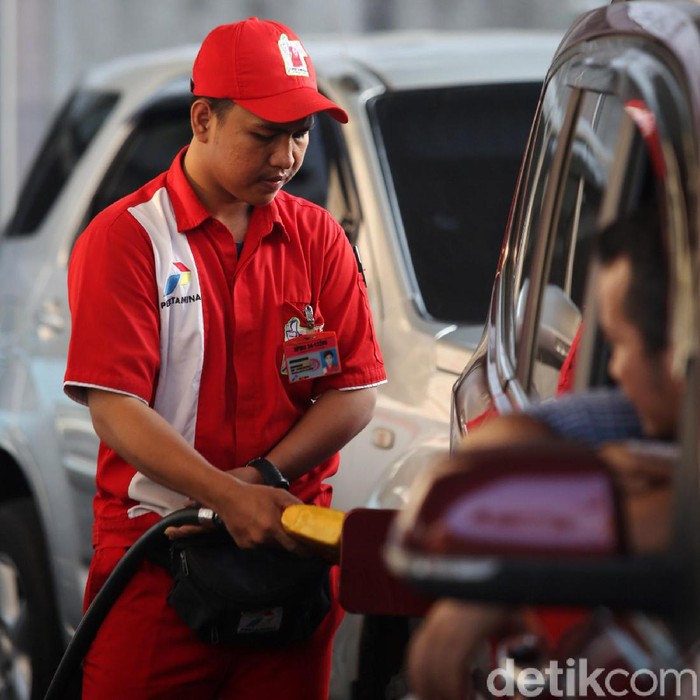 Warga membeli bbm subsidi jenis premium di SPBU Pertamina, Otista, Jakarta Timur, Jumat (15/11/2019). Pertamina berharap penyaluran BBM Bersubsidi tepat sasaran. Sebab yang terjadi di lapangan hingga kini BBM Bersubsidi masih banyak dikonsumsi oleh masyarakat yang secara ekonomi tergolong mampu.