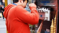 Myeongdong menawarkan es krim yang menjulang tinggi dengan aneka pilihan rasa, mulai dari cokelat, vanilla, matcha, susu, strawberry dan yogurt yang menyegarkan. Foto: Istimewa