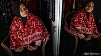 Batik Betawi tidak pernah lepas dengan beberapa ikon Jakarta seperti ondel-ondel, monas hingga bajaj.