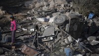 Tampak puing-puing berserakan akibat ledakan yang disebabkan misil Israel. AP Photo/Khalil Hamra.