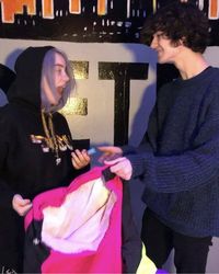 Billie Eilish Dituduh Buang Jaket dari Fans, Kini Ada di Toko Barang Bekas