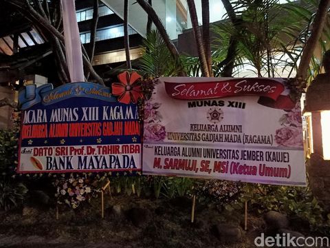 Beberapa karangan bunga lain yang dikirimkan ke lokasi acara Munas Kagama