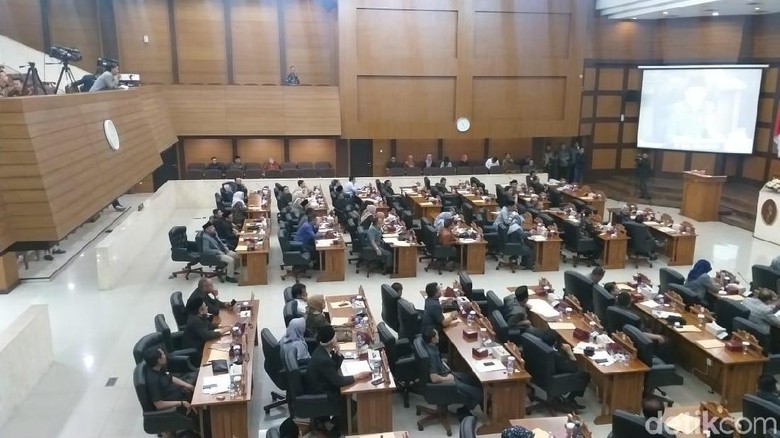 Ridwan Kamil Potong Gaji Kepala Dinas yang Absen Paripurna Ridwan Kamil Potong Gaji Kepala Dinas yang Absen Paripurna
