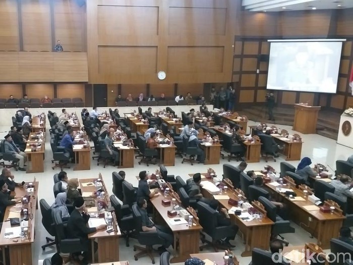 Rapat Paripurna di DPRD Jabar