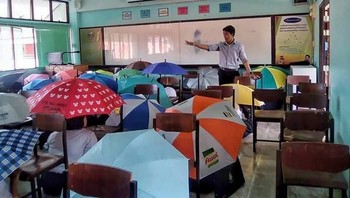 Pakai payung pun juga bisa dijadikan alat agar tidak mencontek. (Foto: Boredpanda)
