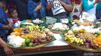 Berdasarkan pantauan, para pedagang berkumpul di depan pintu utama masuk Pasar Gede. Mereka membuat tumpeng, gudangan atau kurapan. Kemudian terdapat juga buah-buahan seperti belimbing, salak, pisang, timun dan lain-lainnya.