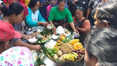 Momen Pedagang Pasar Gede Syukuran Kelahiran Cucu Jokowi