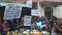 Mereka berkumpul, kemudian ada tiga poster antara lain bertuliskan Selamat atas Kelahiran Putri Mas Gibran Cucu Presidenku Joko Widodo, Selamat Datang Lembah Manah dan satu lagi, Tambah Wayah Tambah Berkah.