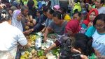 Momen Pedagang Pasar Gede Syukuran Kelahiran Cucu Jokowi