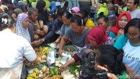 Bancakan ini setelah didoakan bersama-sama, kemudian dibagikan kepada para pengunjung Pasar Gede.