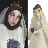 Selain tokoh film atau selebriti, Saraswati kerap kali bertransformasi menjadi karakter kartun. Kali ini ia membuat hijabnya seperti rambut lurus berwarna pirang. (Foto: Instagram @queenofluna)