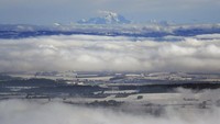 Gunung Mont Blanc terlihat di belakang dataran bersalju tebal di sekitar Lyon, Prancis tengah pada Jumat (15/11) waktu setempat. (Foto: AP)