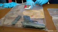 Di antaranya, sepucuk pistol berwarna hitam berkaliber 9 milimeter, enam butir peluru karet kaliber 9 milimeter berikut buku kepemilikannya.