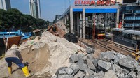 Pembetonan ini untuk memperkuat tanggul sungai menghadapi musim penghujan.
