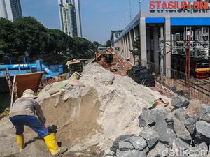 Jelang Musim Hujan, Tanggul Banjir Kanal Barat Diperkuat