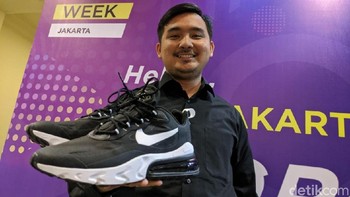 Baru berjalan di atas 10 menit, Alam langsung jatuh hati dengan sepatu Nike yang coraknya tak jauh berbeda dengan yang ia miliki sebelumnya. (Agus Tri Haryanto/detikcom)