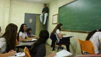 Sang guru sampai rela duduk di atas pintu agar semua terpantau. (Foto: Boredpanda