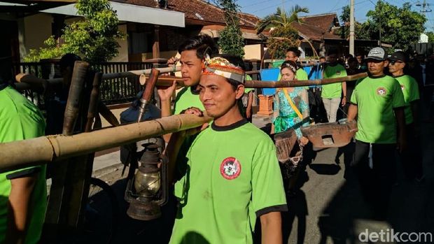Kirab Budaya Alat Membuat Sate Tempo Dulu/