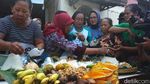 Momen Pedagang Pasar Gede Syukuran Kelahiran Cucu Jokowi