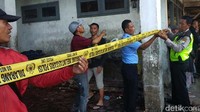 Petugas memasang garis polisi di lokasi yang terbakar.