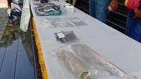 Foto: Sejumlah barang bukti disita polisi. Di antaranya ada botol plastik, soda api, pakaian yang digunakan pelaku saat kejadian hingga sepaasang sepatu kets milik pelaku. (Samsuduha/detikcom)