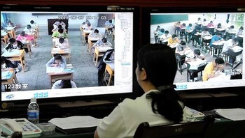 Menggunakan teknologi memantau anak murid. (Foto: Boredpanda)