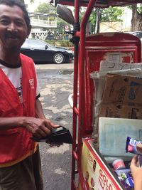 Tak Kunjung Laku, Penjual Es Krim Ini Berjualan 3 Hari Tanpa Pulang