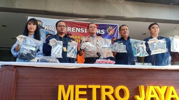 Pelaku penyiraman air keras menggunakan soda api yang korosif (Foto: Samsuduha Wildansyah/detikcom) Pelaku penyiraman air keras menggunakan soda api yang korosif (Foto: Samsuduha Wildansyah/detikcom)